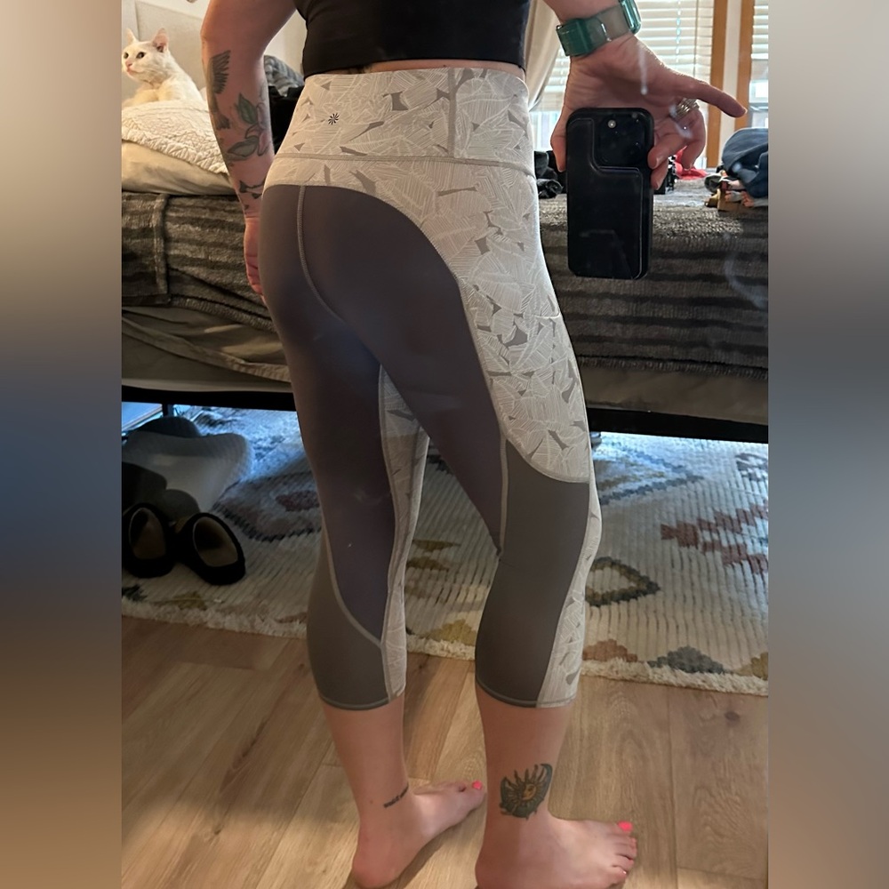 Athleta Colorblock leaf print leggings (Small?) side pockets Gray White Capri